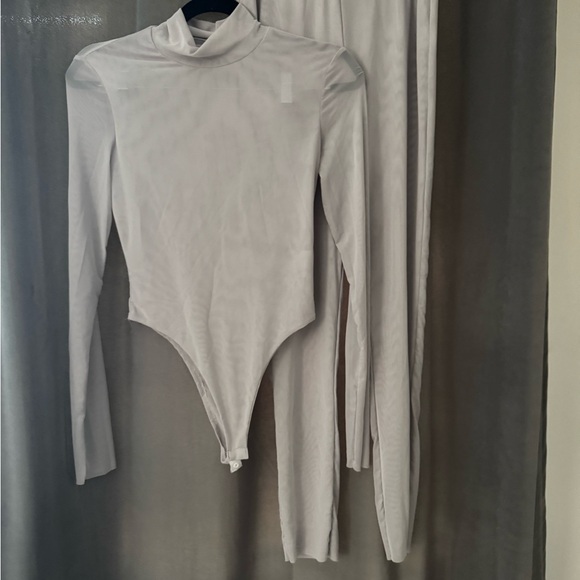 Elegant Grey Bodysuit and Pants Set - Picture 4 of 5